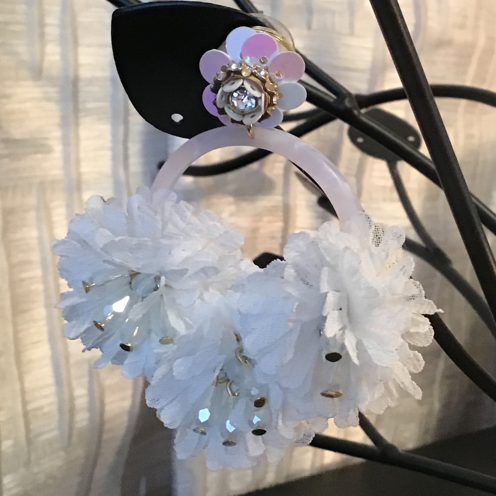 White flowers earrings - Picture 5 of 5